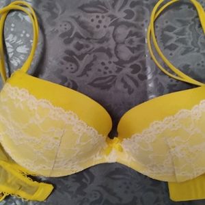 VICTORIA'S SECRECT Yellow & White Lace Push up bra 32B.